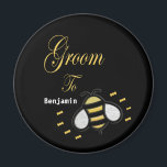 Groom zu Bachelor Party Hochzeit personalisieren Magnet<br><div class="desc">Groom To Be Bachelor Party Wedding Personalize Magnet hat eine lustige Biene darauf. Großartig und lustig für den Groom To Be,  um den Alltag und als Geschenke auf der Bachelor Party zu bedienen. Personalisieren Sie es mit dem Groom zu sein Namen.</div>
