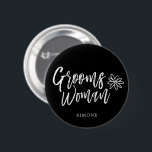 GroomsWoman | Skript, das schwarze Hochzeit Button<br><div class="desc">Es ist nicht Ihr Trauzeuge. Aber,  die Frau Ihres Bräutigams.  Zeigen Sie ihr Ihre Anerkennung für das Bereitstehen Ihrer Seite an Ihrem speziellen Tag des Ehestands mit dieser einzigartigen Geschenkartikel.

Sie kennzeichnet das Wort "groomswoman" in einem eleganten Skriptarttext.   Unter dieses ist eine Stelle für ihren Namen.</div>