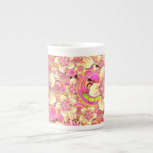grooviges rosa Blumenmuster Prozellantasse