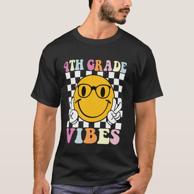 Groovy 4. Klasse Vibes Smile Face Zurück zur Schul T-Shirt (Vorderseite)