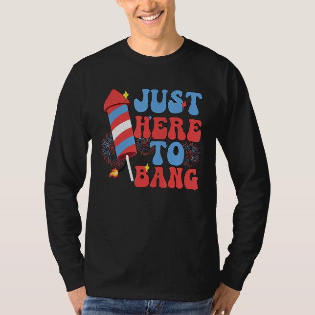 Groovy 4th Of July Just Here to Bang Fireworks Men T-Shirt (Vorderseite)