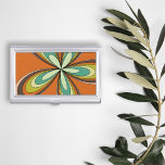 Groovy 60er 70er Hippie Blume Orange Retro Daisy Visitenkarten Etui<br><div class="desc">Dieses orangefarbene Retro-Design besticht durch ein Kaleidoskop von warmen, erdigen Farbtönen, die das Wesen des "60ers und des "70ers" verkörpern und Sie in die Welt einladen, die nichts kurzes für Groovy ist. Das hypnotische, von der Blume inspirierte Motiv strahlt in einer blendend blendenden Darstellung von Orangen, Gelben und Grüntönen aus...</div>