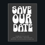 Groovy 70er Schwarz-weiß Simple Save the Date Postkarte<br><div class="desc">Set den Ton für deine Hochzeit mit dieser Retro-inspiriert Save the Date Postkarte, die fett, groovy Typografie auf einem auffallenden schwarzen Hintergrund zeigt. Ideal für Paare, die Vintagen Charme mit modernem Flair Liebe haben, verkündet diese Postkarte Ihren großen Tag mit spielerischem Stil. Ideal für Hochzeitsfeiern, Hochzeiten, die von 70er inspiriert...</div>