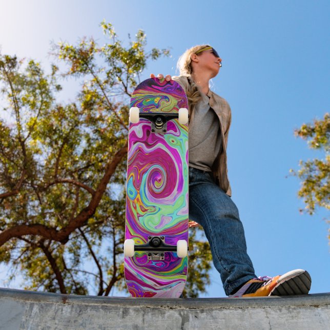 Groovy Abstrakt Retro Magenta Rainbow Swirl Skateboard (Außenbereich 1)
