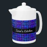 Groovy Boho Retro Ästhetik Blue Lila Hippie<br><div class="desc">Entspannen Sie sich und genießen Sie Ihren Tee mit dieser gemusterten Teekanne. Der Teekessel weist ein Retro-Hippie-Muster in dunkler Blues, Pfeffer, Schwarz und Weiß auf, wobei die Faden ein rustikales, handgefärbtes Aussehen verleihen. Der coole 70er-inspiriert Teekessel kann mit einem Namen oder einem anderen Text auf dem schwarzen Band um die...</div>