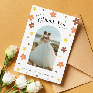 Groovy Daisy Arch Foto & Retro Script Wedding Dankeskarte