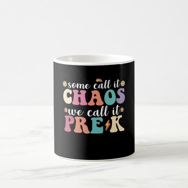 Groovy einige nennen es Chaos, wir nennen es Pre-K Kaffeetasse (Mittel)