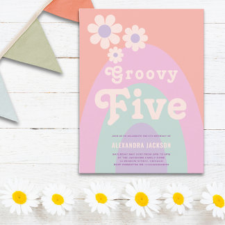 Groovy Five Retro Daisy Arch Geburtstagsparty Einladungspostkarte