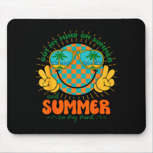 Groovy glückliches Gesicht hat den Sommerlehrer im Mousepad