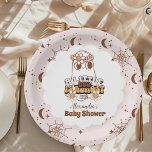 Groovy Halloween Little Boo Baby Shower Pappteller<br><div class="desc">Mit unseren Retro Groovy Halloween Little Boo Baby Shower Paper Tellern servieren wir leckere Leckereien im Stil. Diese unterhaltsamen und festlichen Teller bieten eine spielerische Mischung aus Retro- und Groovy-Designs, zeigen bezaubernde Geister, lebendige Kürbisse und kühne, von 70er inspiriert Typografie. Die lebhaften Herbstfarben prägen perfekt das Halloween-Ambiente und verleihen der...</div>