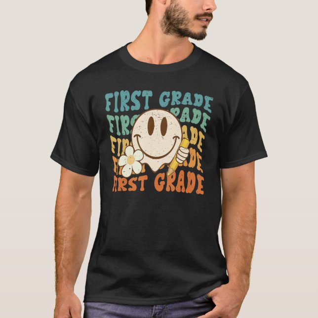 Groovy Happy Face Smile 1st Grade Teacher Student  T-Shirt (Vorderseite)