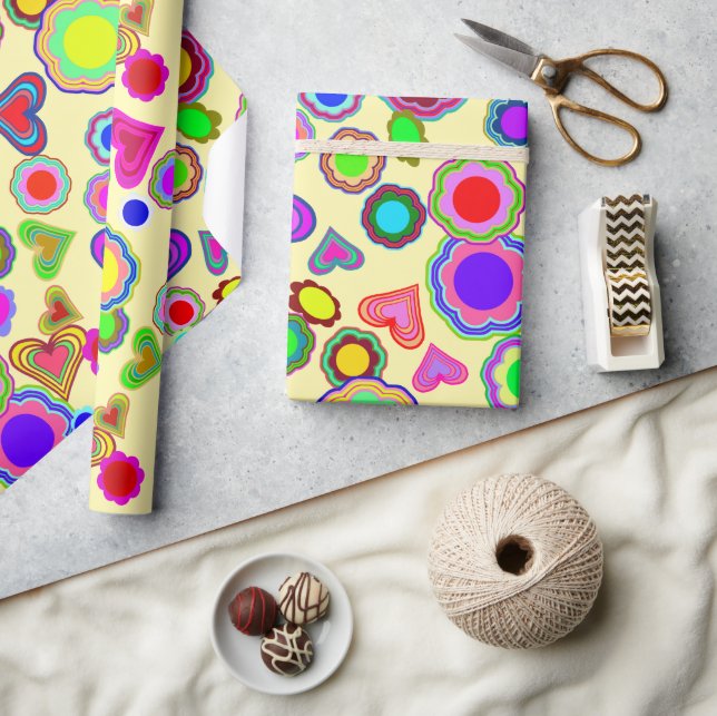 Groovy Herzen Blumen Geschenkpapier (Kunsthandwerk)