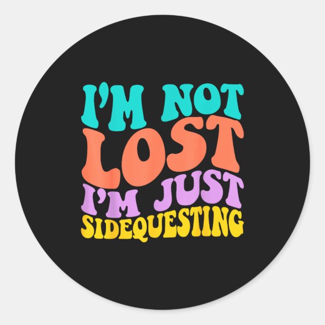 Groovy I’m Not Lost, I’m Just Sidequesting – Funny Runder Aufkleber (Vorderseite)