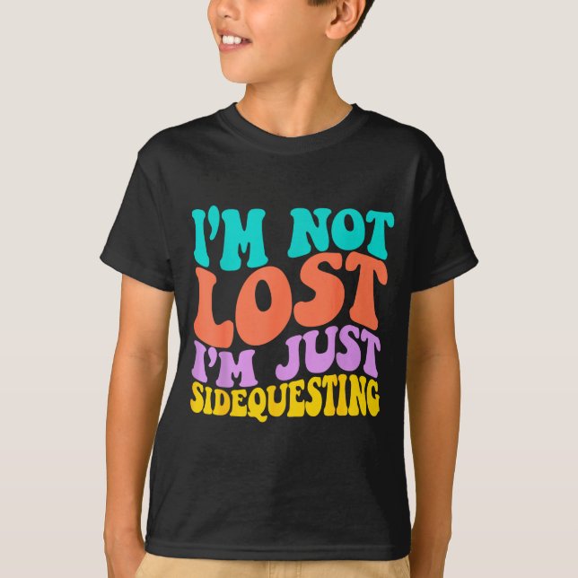 Groovy I’m Not Lost, I’m Just Sidequesting – Funny T-Shirt (Vorderseite)