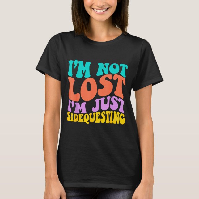 Groovy I’m Not Lost, I’m Just Sidequesting – Funny T-Shirt (Vorderseite)