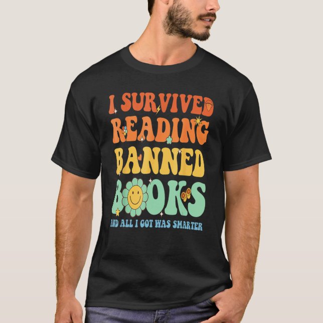Groovy I Survived Reading Banned Books Book Lover  T-Shirt (Vorderseite)