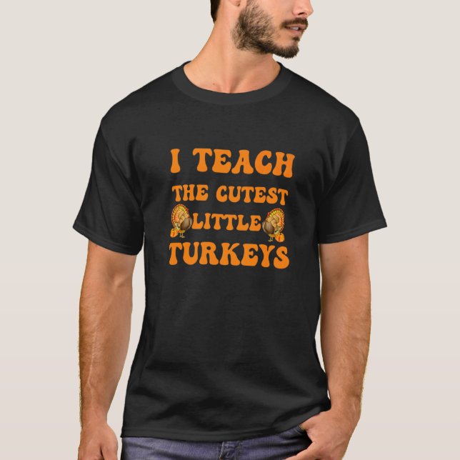 Groovy I Teach The Cutest Little Turkeys School Th T-Shirt (Vorderseite)