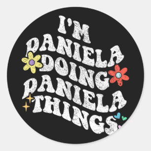 Groovy Im Daniela Doing Daniela Things Funny Mothe Runder Aufkleber