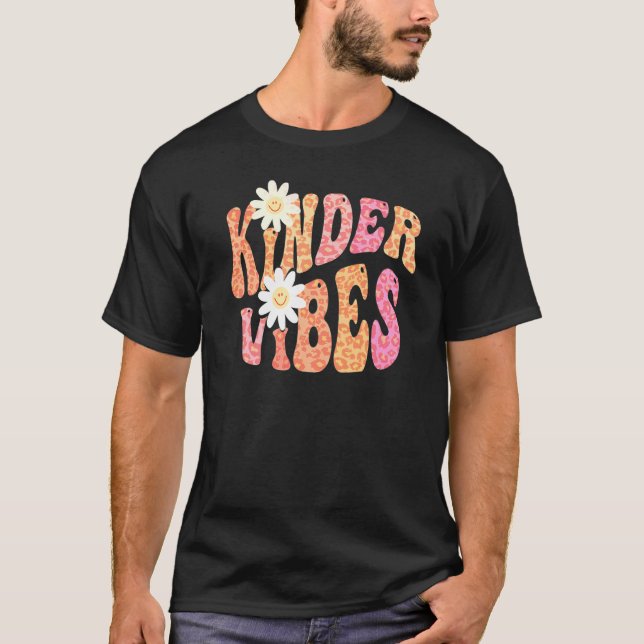 Groovy KINDER VIBES Herbstfarben Kindergart T-Shirt (Vorderseite)