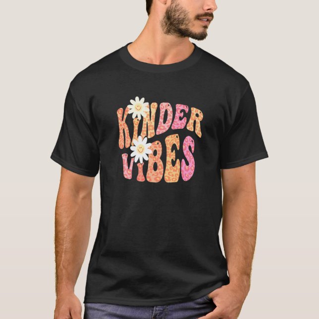Groovy KINDER VIBES Teacher Fall Colors Kindergart T-Shirt (Vorderseite)