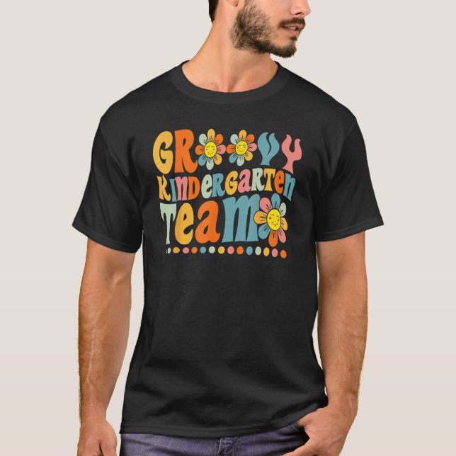 Groovy Kindergarten Team Back To School Teacher St T-Shirt (Vorderseite)