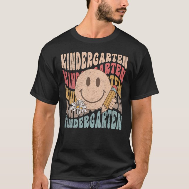 Groovy Kindergarten Vibes Face Retro Teachers Back T-Shirt (Vorderseite)