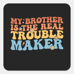 Groovy mein Bruder ist der wahre Trouble Maker Quadratischer Aufkleber