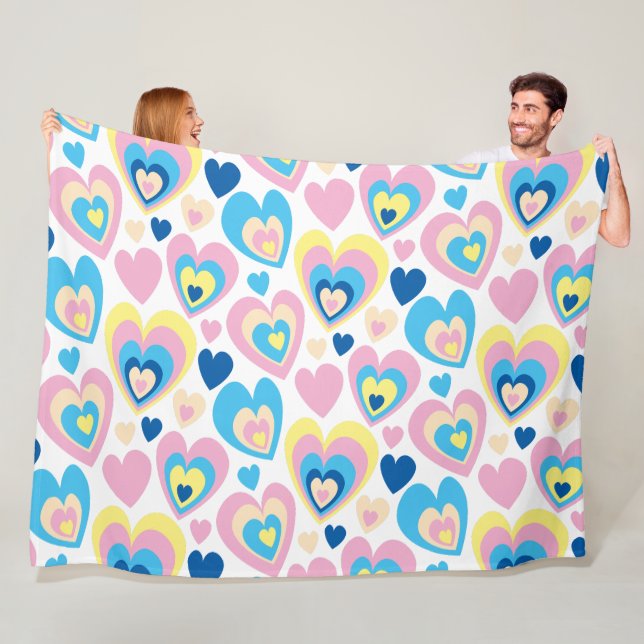 Groovy Modern Cute Pastel Pink Blue Yellow Hearts. Fleecedecke (Beispiel)