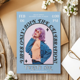 Groovy Modern Retro Arch Foto Geburtstagsparty Einladung