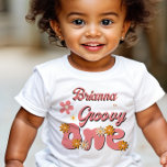 Groovy One Retro daisy erste Geburtstagsparty Baby T-shirt<br><div class="desc">Groovy ein Retro-Disy 1. Geburtstag Party T - Shirt Geburtstag Shirt Fotoshootage T - Shirt,  staubige rosa Retro daisy Groovy ein erster Geburtstag Foto Requisiten</div>
