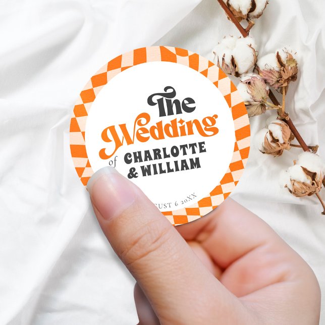 Groovy Orange Checkered Moderne Retro Hochzeit Runder Aufkleber (Von Creator hochgeladen)