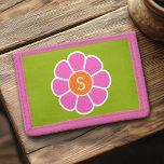 Groovy Pink Daisy mit Custom Orange Monogram Tri-fold Geldbeutel<br><div class="desc">Ein niedliches Design mit einer trendigen Spring Blume und einer kühnen Art,  Ihre Monogramme anzuzeigen.</div>