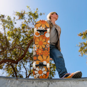 Groovy Retro 70er Blumenmuster Orange und Braun Skateboard