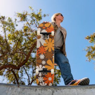 Groovy Retro 70er Blumenmuster Orange und Braun Skateboard