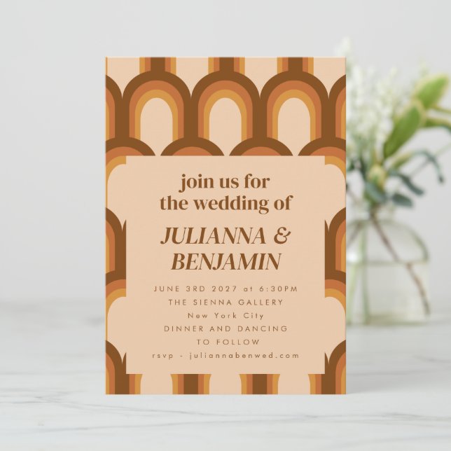 Groovy Retro 70er Brown Unique Wedding RSVP Websit Einladung (Stehend Vorderseite)