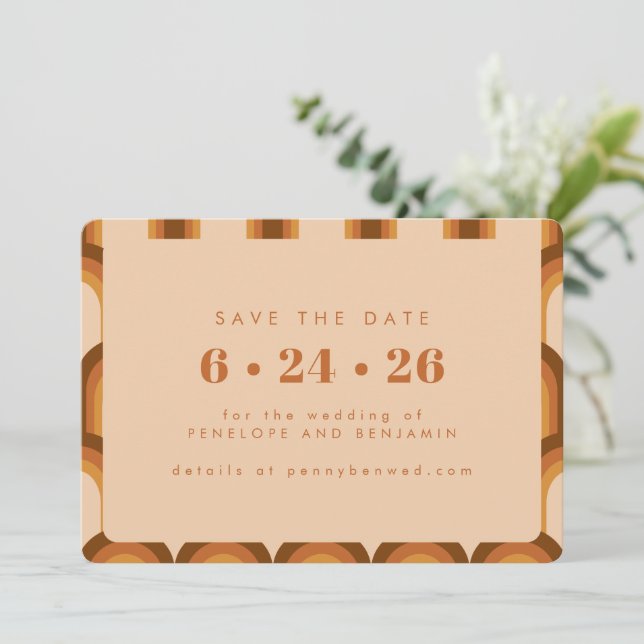 Groovy Retro 70er Design in Braun und Tan Wedding Save The Date (Stehend Vorderseite)