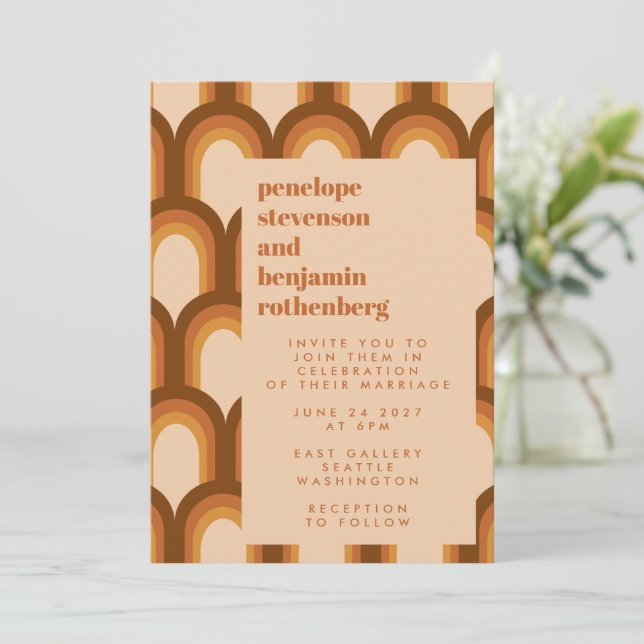 Groovy Retro 70er Muster Design in Brown Wedding I Einladung (Stehend Vorderseite)