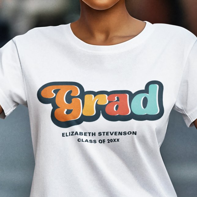 Groovy Retro bunt Graduate typografie T-Shirt (Von Creator hochgeladen)