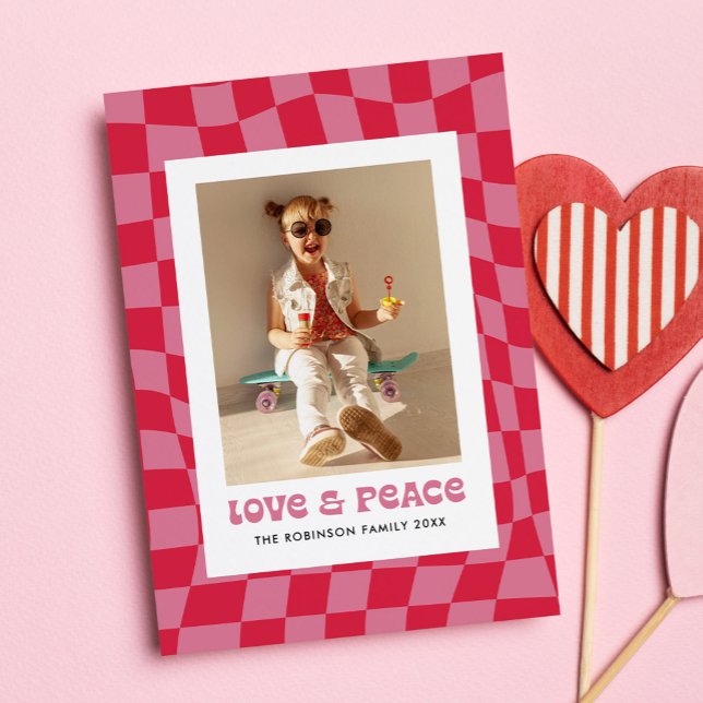Groovy Retro Checkerboard Valentine's Day Photo Feiertagskarte (Groovy, retro photo Valentine's Day photo card with "love & peace" message)