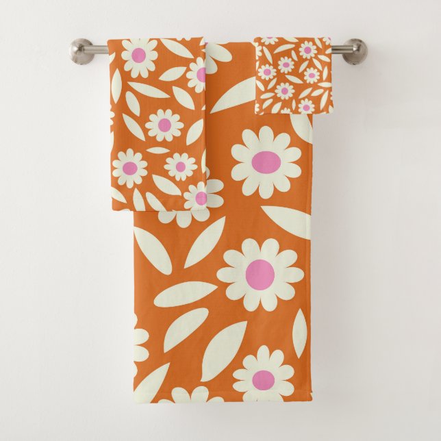 Groovy Retro Daisies Blumenmuster auf Orange Badhandtuch Set (Insitu)