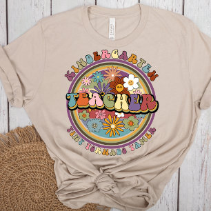 Groovy Retro Floral Kindergarten Lehrername T-Shirt