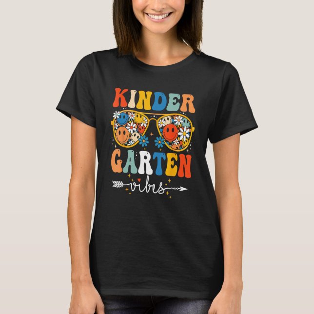 Groovy Retro Kindergarten Vibes First Day Back To  T-Shirt (Vorderseite)