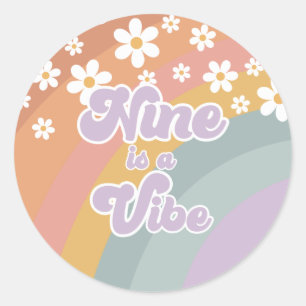 Groovy Retro Nine ist ein Vibe Rainbow Runder Aufkleber
