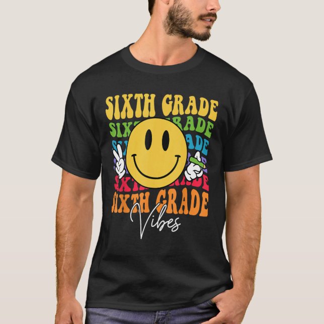 Groovy Retro Sixth Grade Vibes Face Teachers Back  T-Shirt (Vorderseite)