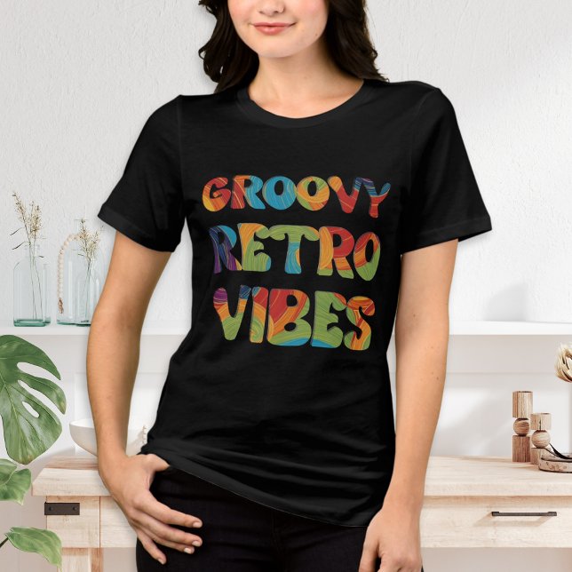Groovy Retro Vibes Boho 70er-Inspiriert Cool Tri-Blend Shirt (A cool 70s-inspired t-shirt, with 'Groovy Retro Vibes' caption in multicolored letters)