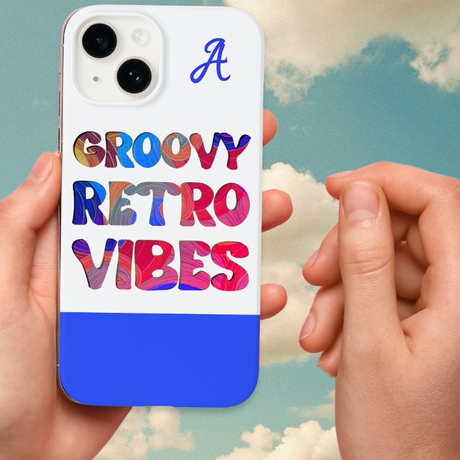 Groovy Retro Vibes Cool Mit Monogramm Case-Mate iPhone Hülle (A monogrammed phone case with 'Groovy retro vibes' caption in multicolored capital letters)