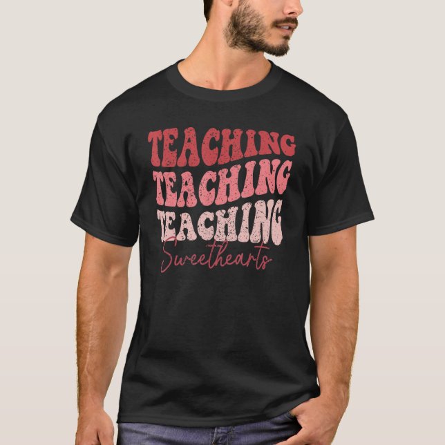 Groovy Teaching Sweethearts Teacher Valentine's Da T-Shirt (Vorderseite)