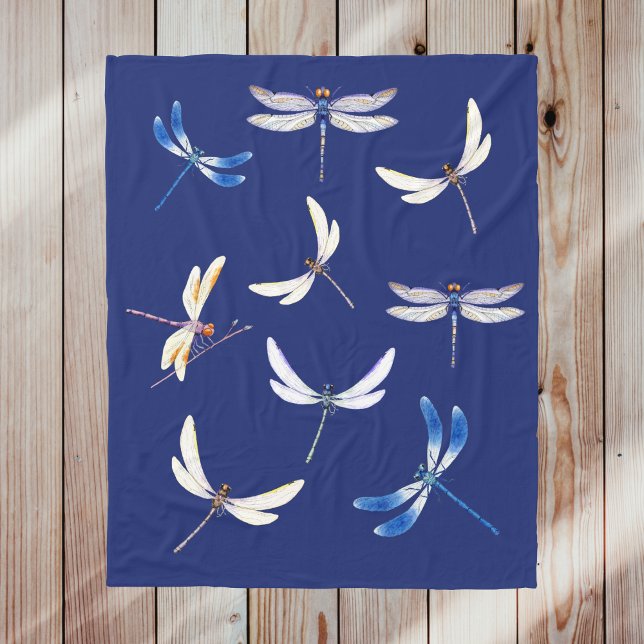 Großartige Libellen in Flight on Dark Blue Fleecedecke (Von Creator hochgeladen)