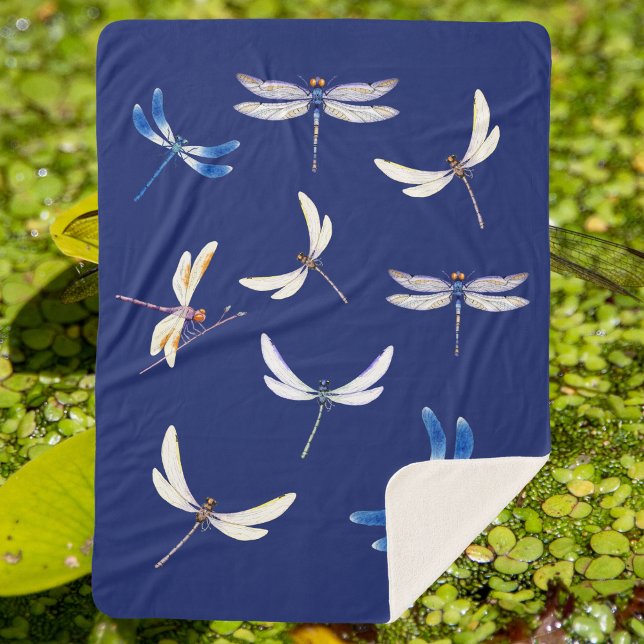 Großartige Libellen in Flight on Dark Blue Sherpadecke (Von Creator hochgeladen)