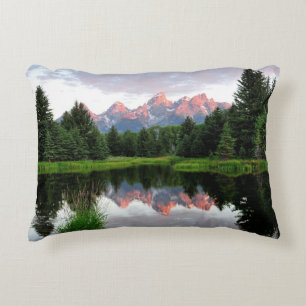 Großartige Teton Reflexionen über dem Biber-Teic Zierkissen